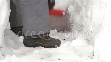 在大雪和雪崩之后，一个人用铲子清理路面上的积雪
